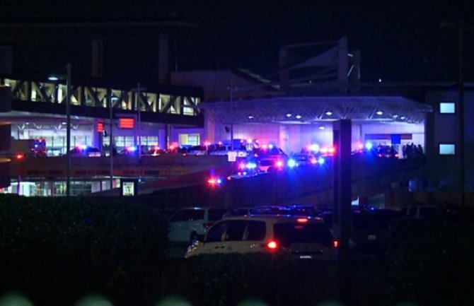 SAD: Policija pucala u napadača mačetom na aerodromu