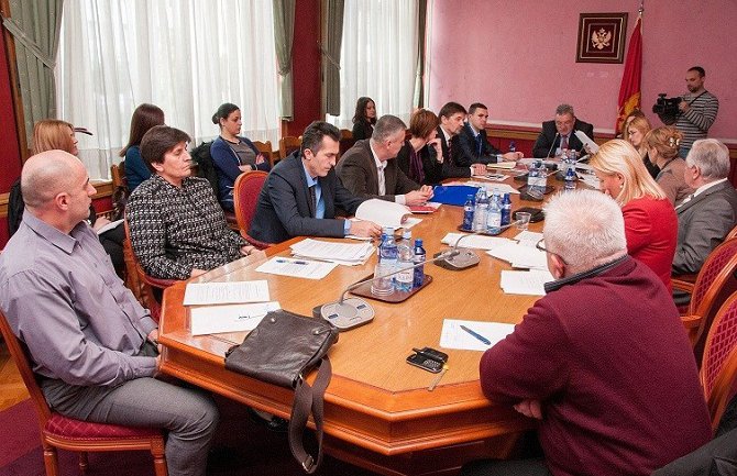 Sjutra o predlogu za naknade za majke troje djece