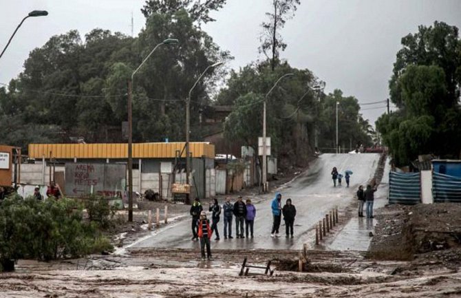 U poplavama 17 mrtvih, 20 nestalih