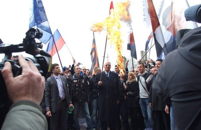 Protest Hrvatske zbog paljenja zastave