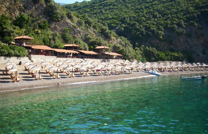 Tema: Ko je kriv za odustajanje Rojal grupe