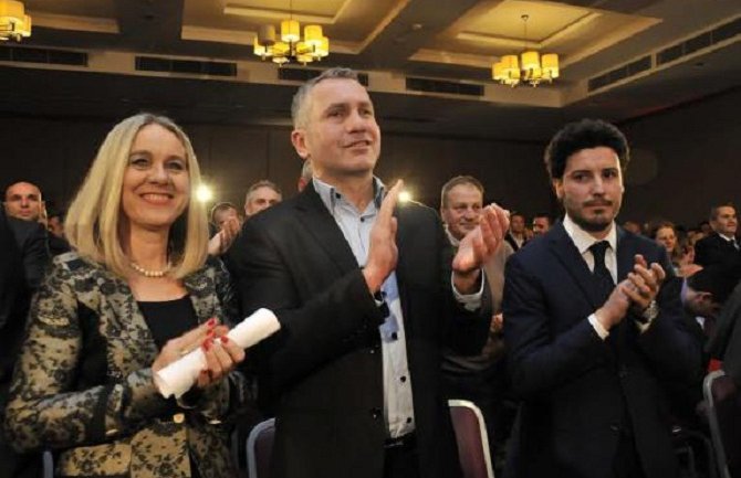 Vlada u sjenci: Rakčević premijer, Abazoviću vanjski poslovi