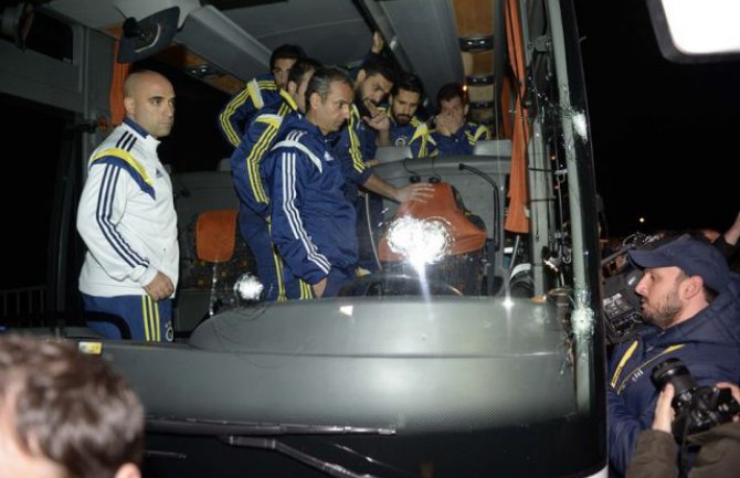 Pucano na autobus s fudbalerima Fenerbahčea