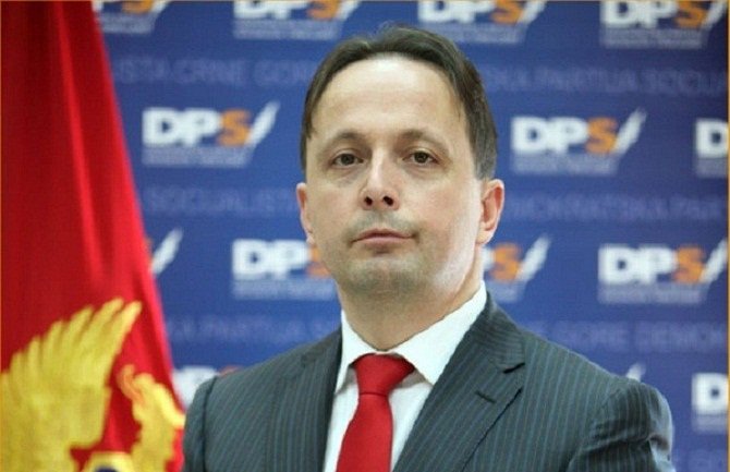 Gegaj: Nude jedni drugima a građanima ništa