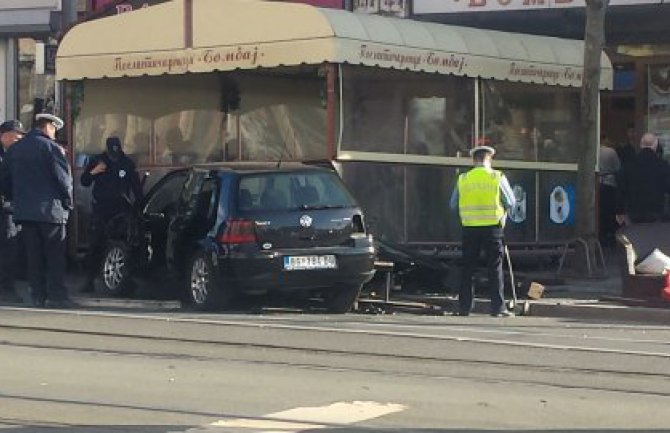 Automobil posle sudara završio  u bašti kafića, povrijeđeno pet osoba 