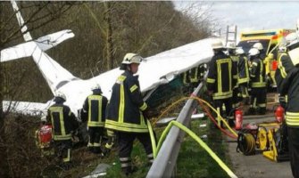 Sportski avion pao na autoput, jedna osoba poginula