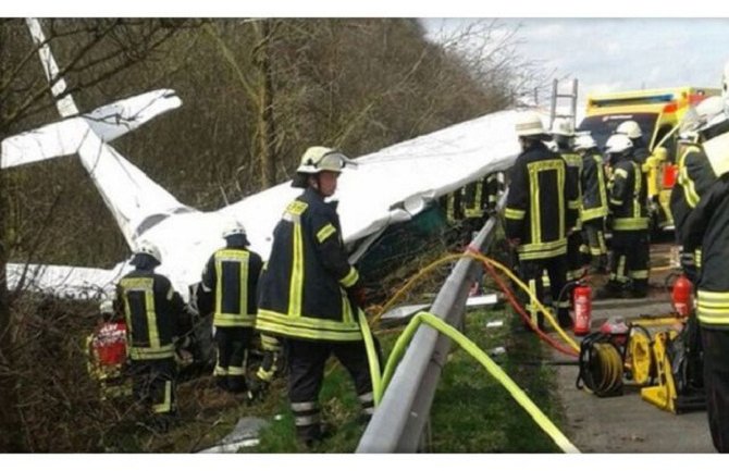 Sportski avion pao na autoput, jedna osoba poginula