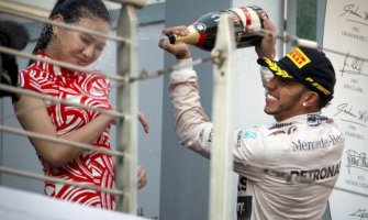 Osude Hamiltonu zbog prskanja hostese šampanjcem