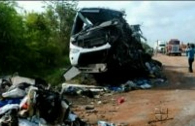 Minibus pao u rijeku, 19 mrtvih