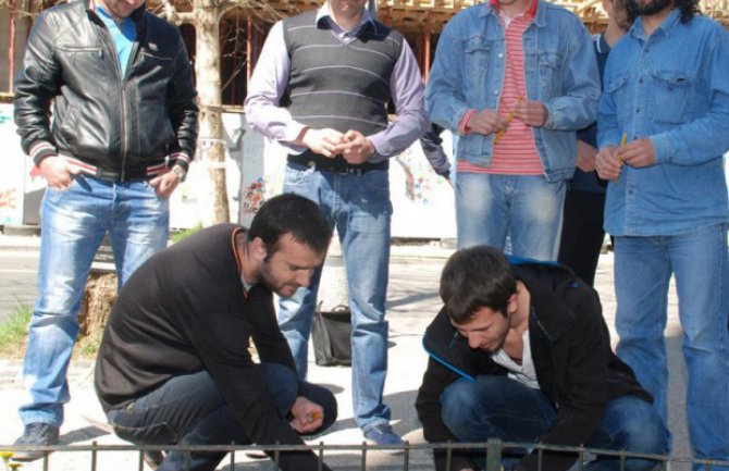 Pale svijeće za dušu preminule nikšićke opštine i njene srednje klase