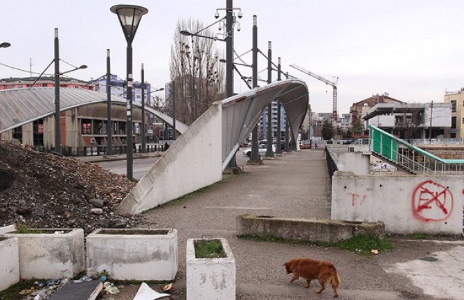 Maloljetnici sa palicama prešli most na Ibru 