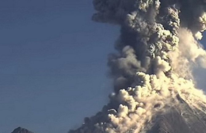 Dvije erupcije vulkana u Čileu