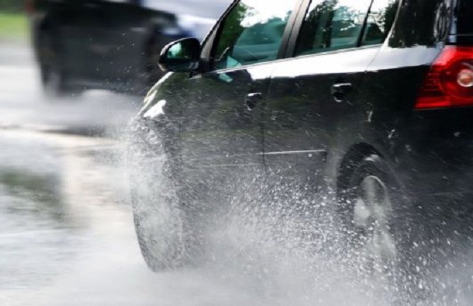 AMSCG: Putevi mokri, oprezno zbog magle