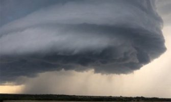 Ogromni tornado ruši sve pred sobom