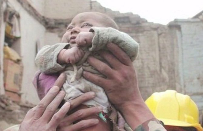 Nakon 22 sata ispod ruševina, pronađena živa beba!