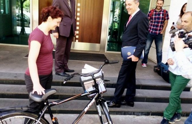 Žugić prihvatio bicikl od Građanske alijanse