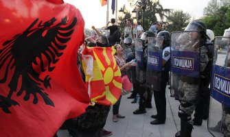 Demonstranti na zgradu vlade bacali kamenje i jaja