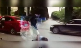 Pobjesneli vozač izvukao ženu iz auta i krvnički je prebio (Video)