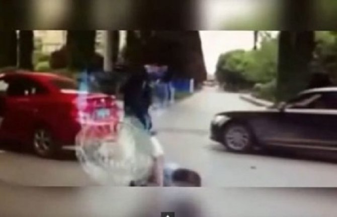 Pobjesneli vozač izvukao ženu iz auta i krvnički je prebio (Video)