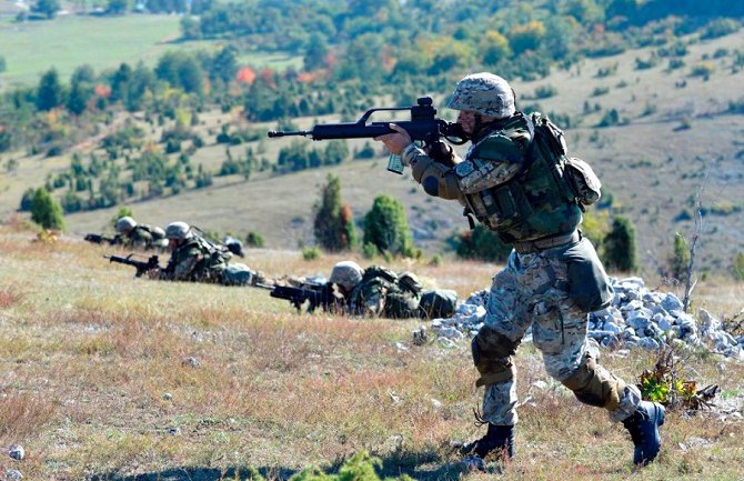 Vratiti služenje vojnog roka za sve punoljetne muškarce 