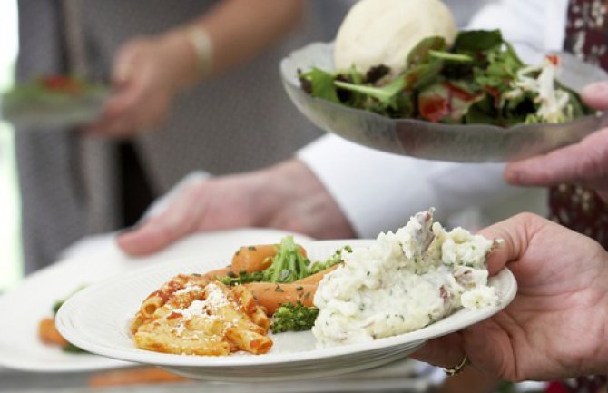 Desetine studenata otrovano hranom