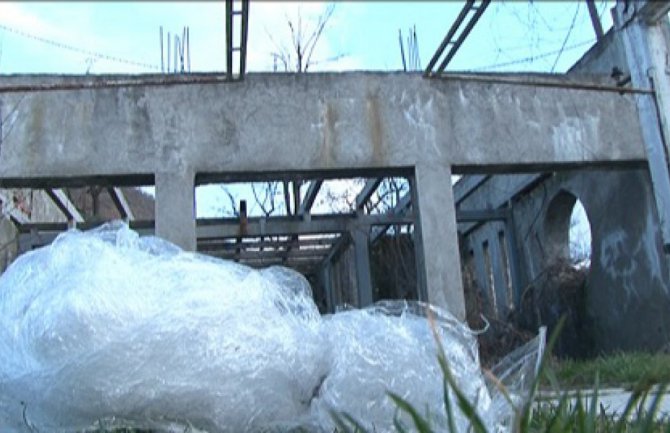 Navodno investirao milione, a napravio ruševine (FOTO)