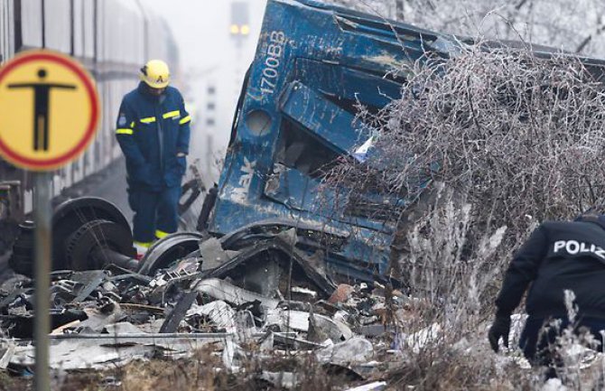 Dvoje poginulo, a 20 povrijeđeno u sudaru voza i kamiona