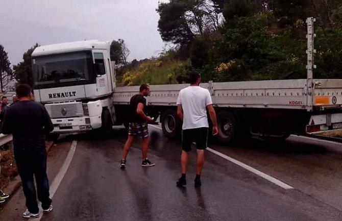 Uspostavljen saobraćaj jednom trakom na magistralnom putu Bar - Sutomore