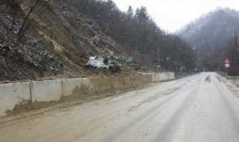 Brdo se obrušilo na auto, tri osobe povrijeđene