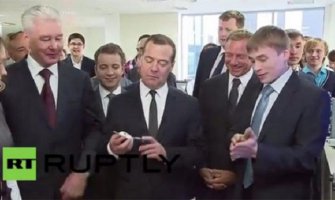 Medvedev dobio narukvicu koja omogućava rad sa samo četiri sata sna (Video)