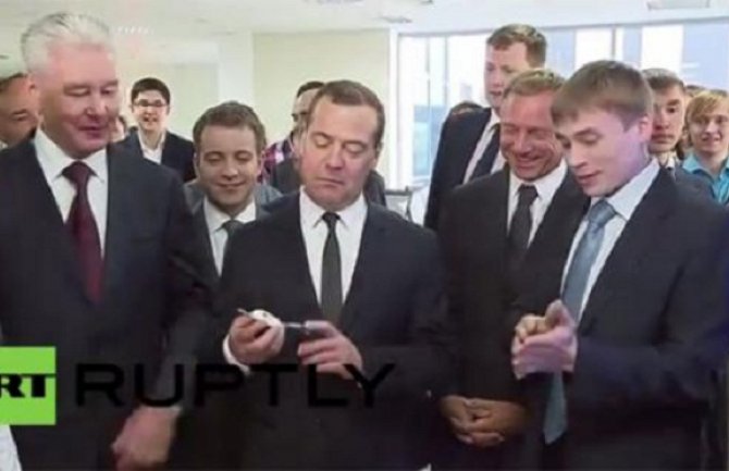 Medvedev dobio narukvicu koja omogućava rad sa samo četiri sata sna (Video)
