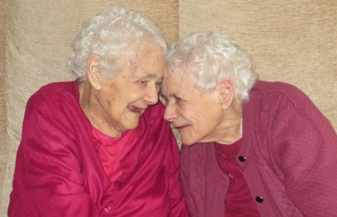Najstarije bliznakinje umrle za mjesec dana (VIDEO)