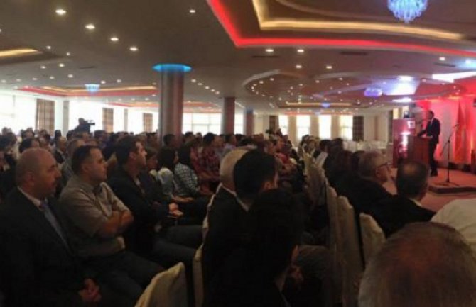 Nakon povlačenja kandidature: Markišić podržao Krivokapića