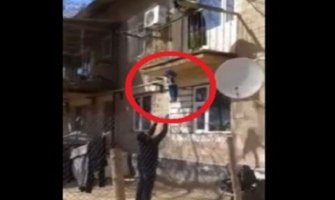 Majka bacila ocu dijete sa terase (Video)