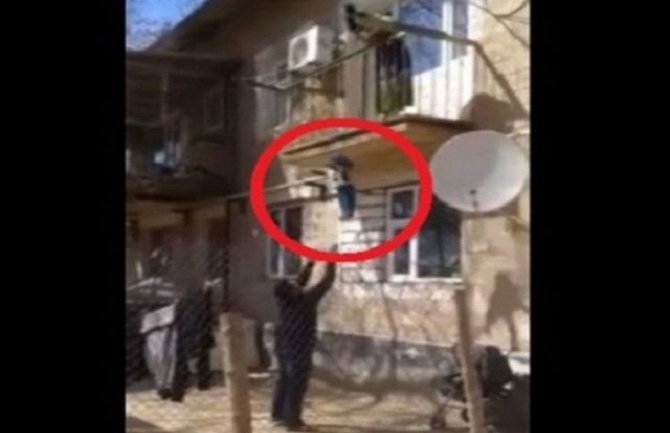 Majka bacila ocu dijete sa terase (Video)