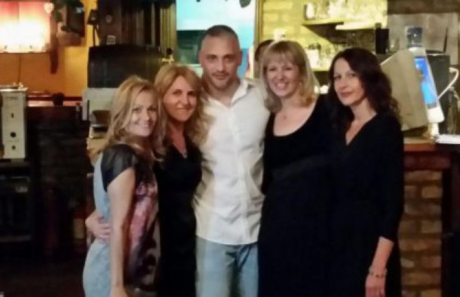 Ovako se Čeda provodio na proslavi 25 godina mature (FOTO)