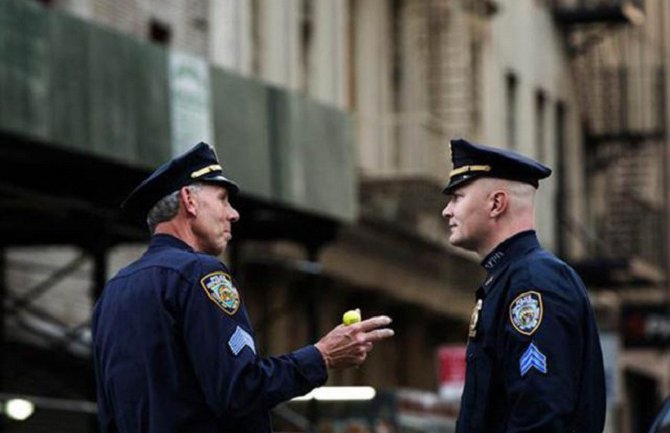 Bijeli policajac tukao maloljetnu crnkinju(VIDEO)