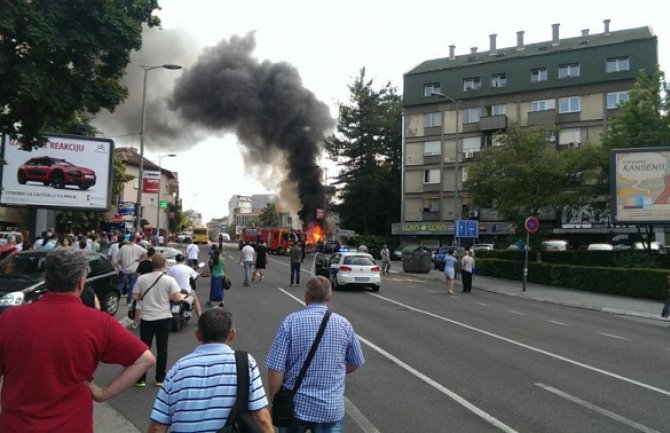 Bomba ispod džipa, troje povrijeđeno