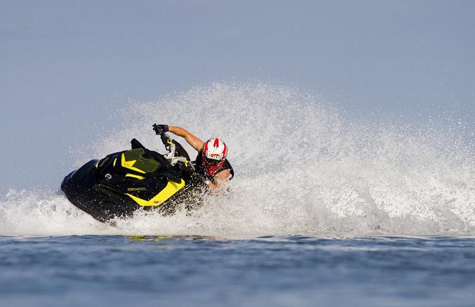  Gliserima  divljaju u tivatskom zalivu