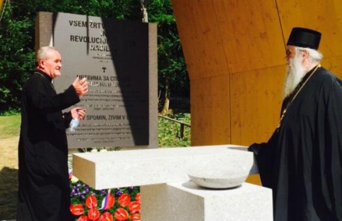 Mitropolit Amfilohije se pomolio na spomen obilježju