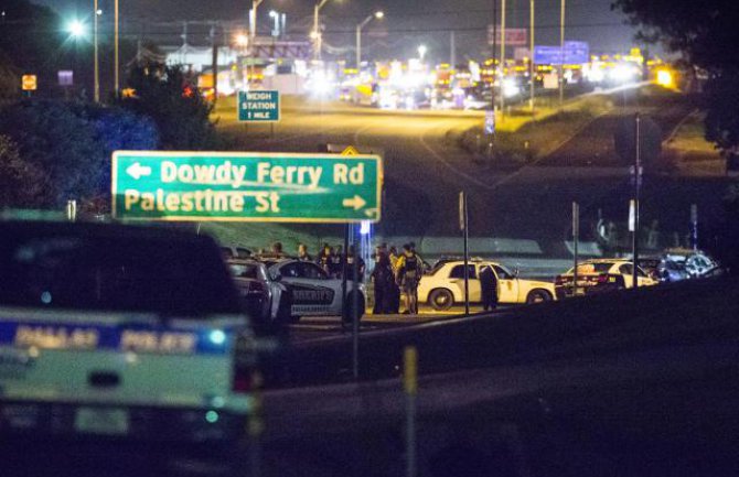 Dalas: Pucano na policiju iz kombija