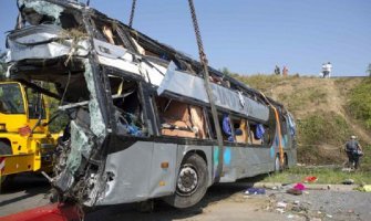 Jedna osoba poginula, a devet povrijeđeno u sudaru autobusa