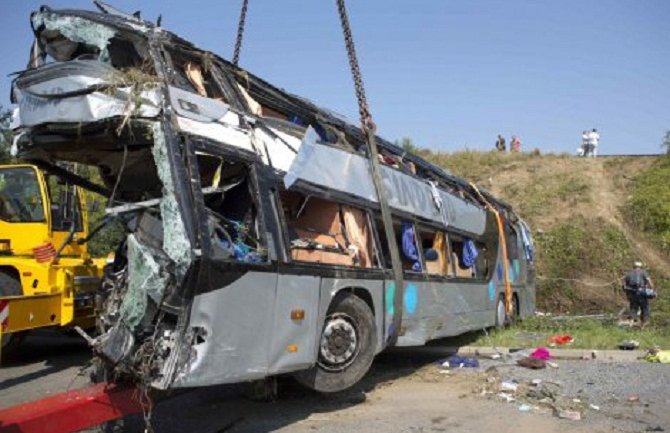 Jedna osoba poginula, a devet povrijeđeno u sudaru autobusa