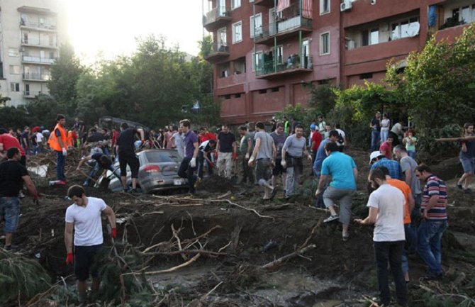 Nastavlja se potraga za nestalima u poplavama