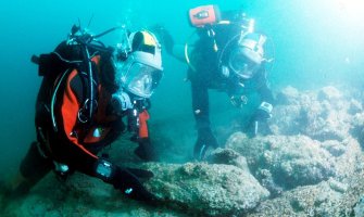  Ronioci izvadili pet ručnih bombi iz mora (Foto)