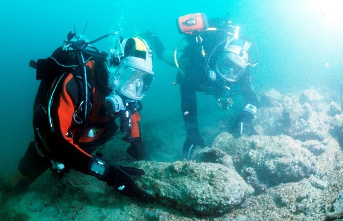  Ronioci izvadili pet ručnih bombi iz mora (Foto)