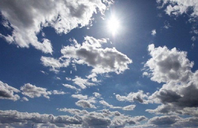 Promjenljivo oblačno, na sjeveru moguća kiša