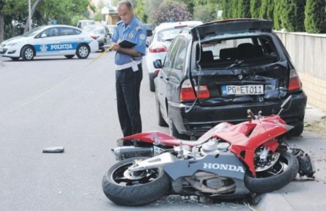 Motorom se zakucali u auto, dva mladića teško povrijeđena