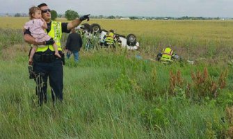 Policajac skreće pažnju djevojčici dok joj izvlače familiju (VIDEO)