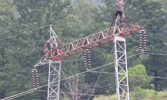Stubove dalekovoda u Nacionalnom parku farbaju u crveno-bijelu boju 